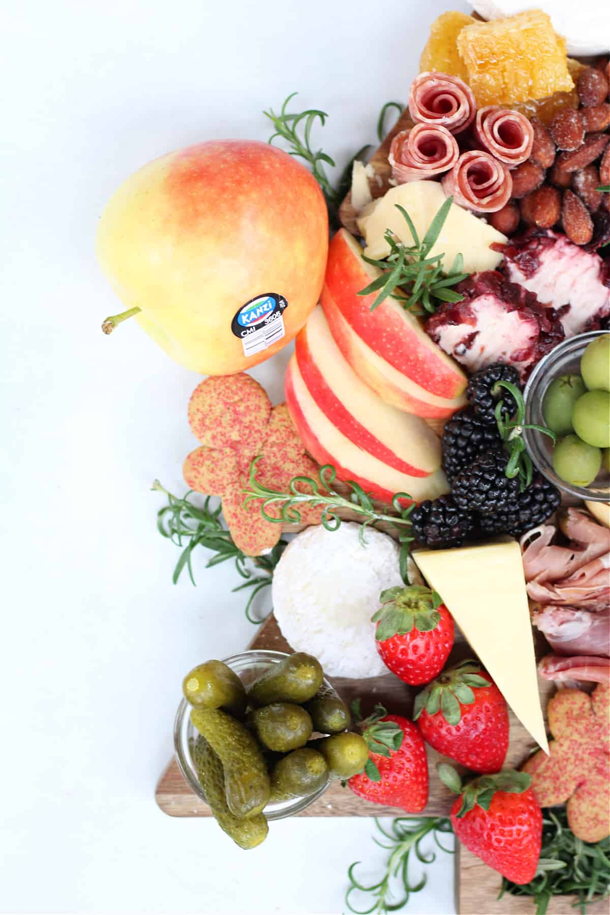 how to make a charcuterie board for christmas