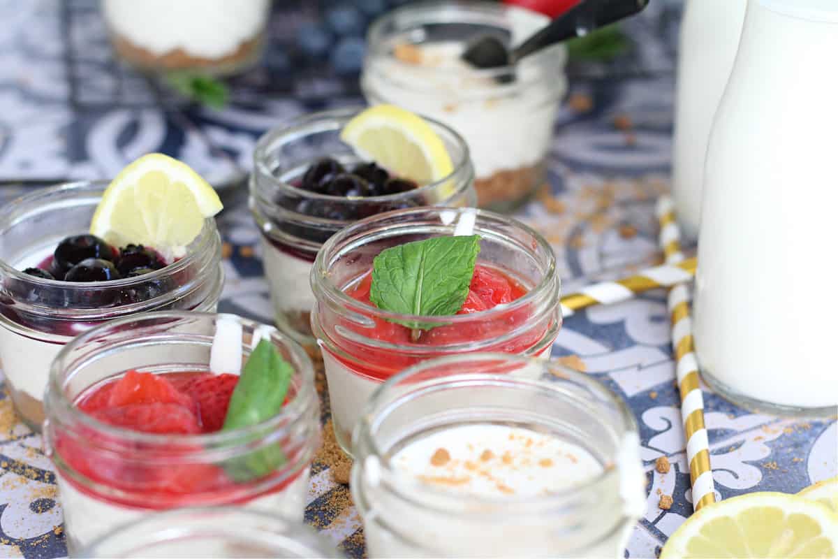 Healthy No Bake mini Cheesecakes in mason jars