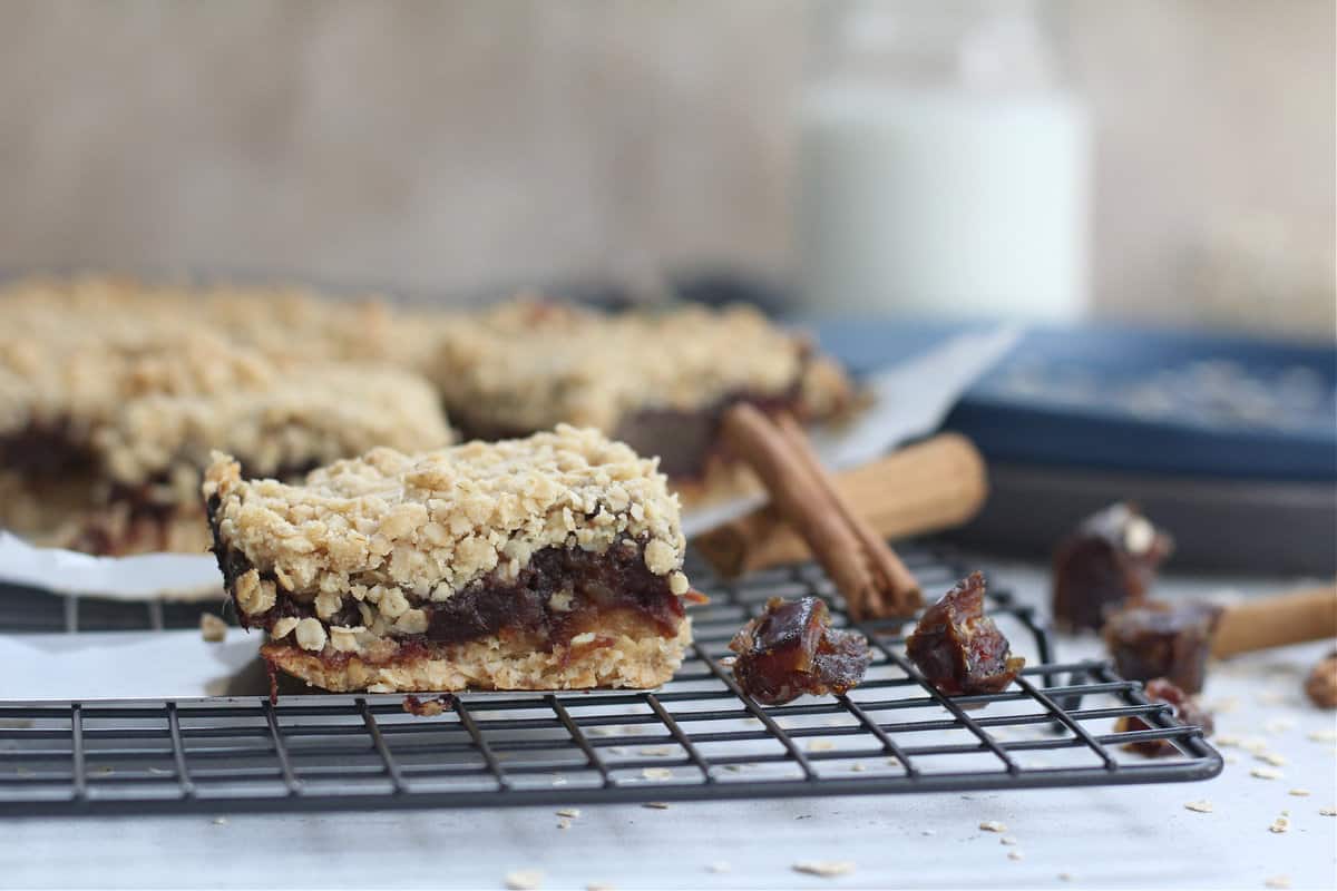 how to make Oatmeal Date Bars how to make Oatmeal Date Bars