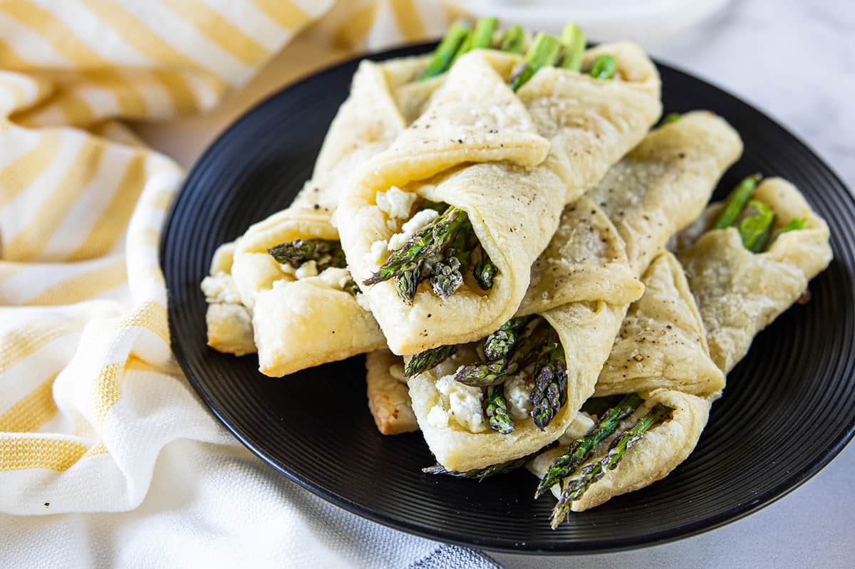 Asparagus puff pastry bundles